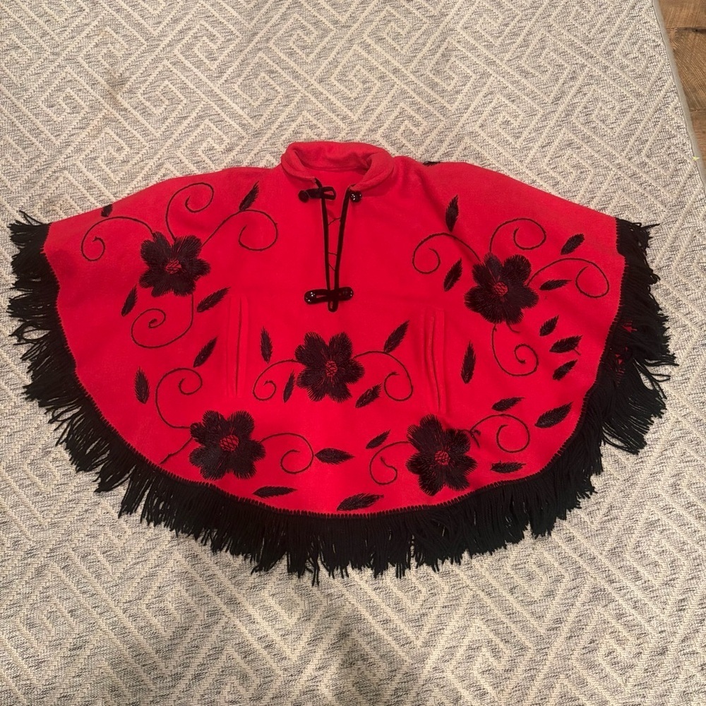 ❤️ Vintage Red Embroidered Fringe Cape / Poncho ❤️ - Picture 5 of 5